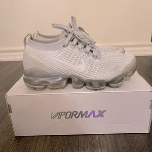 Women’s vapor max size 6.5 in the color, white platinum and metallic.